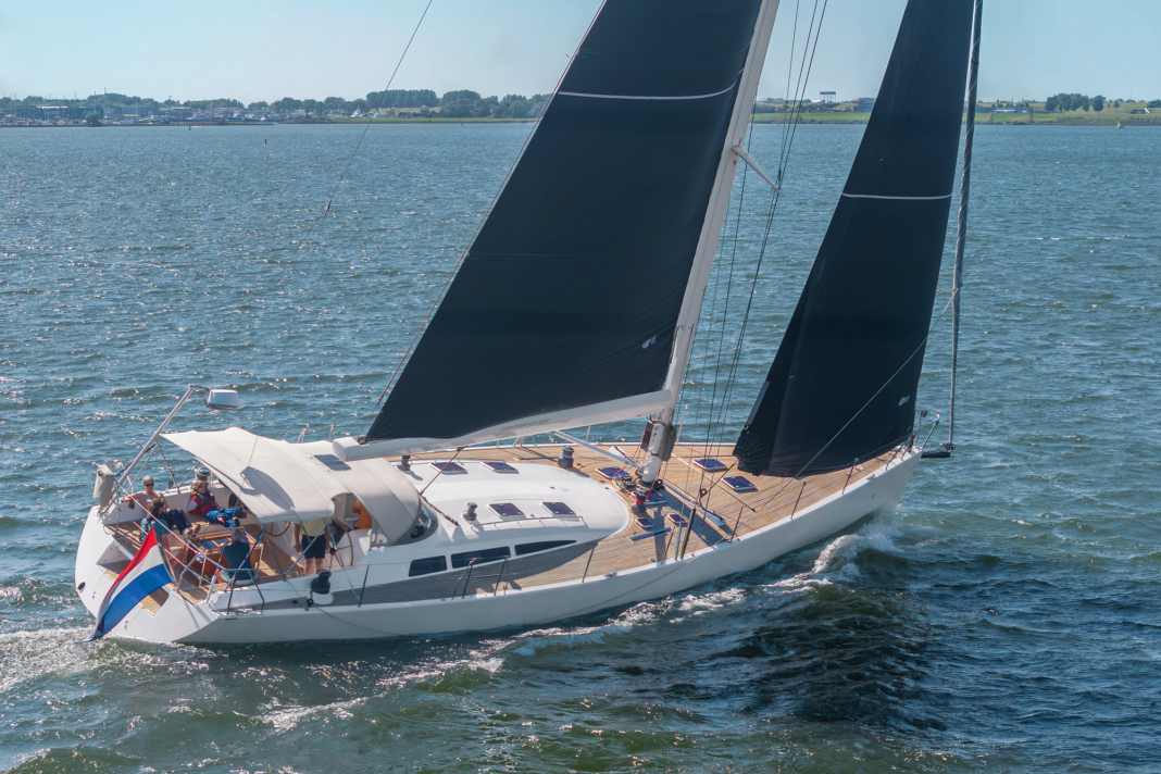 Même après 30 ans, les lignes restent agréables. Des attributs sportifs comme un pont avant dégagé et des ponts latéraux larges en font partie.