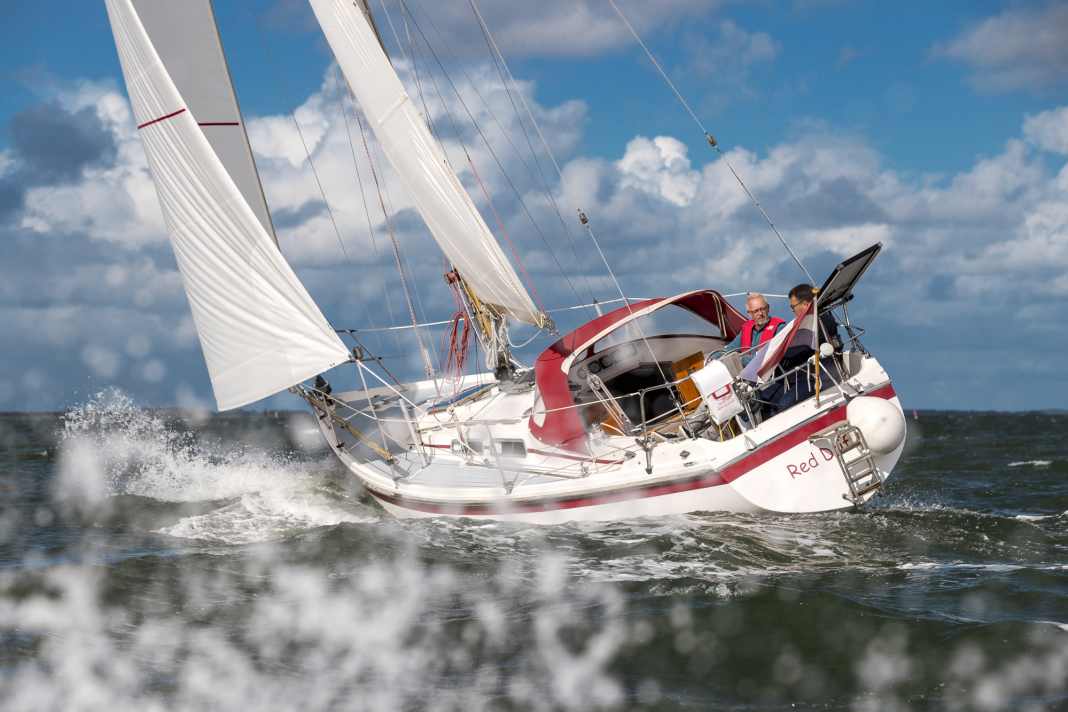 Das Wetter zum Schiff: Um die 20 Knoten böiger Wind, ein leichter Schrick in den Schoten und Sonne. Auch wenn die der 31 HT egal ist, der Rest ist genau ihr Ding: Sie quittiert es mit knapp sieben Knoten Fahrt