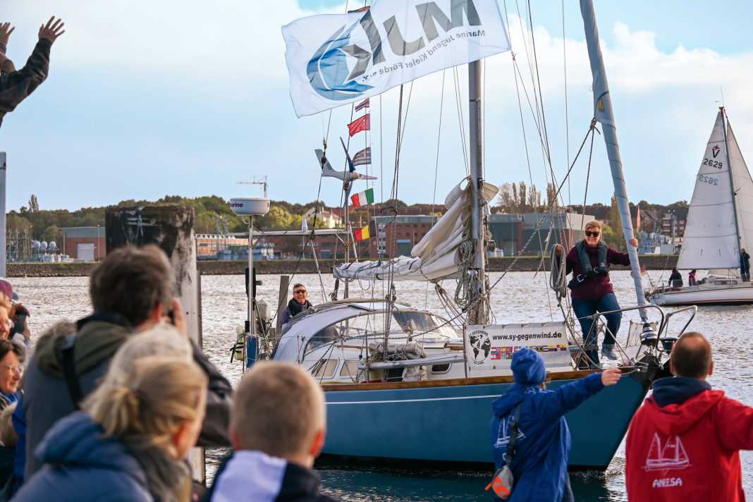 A big welcome on the Kiellinie: friends and acquaintances greet the two circumnavigators