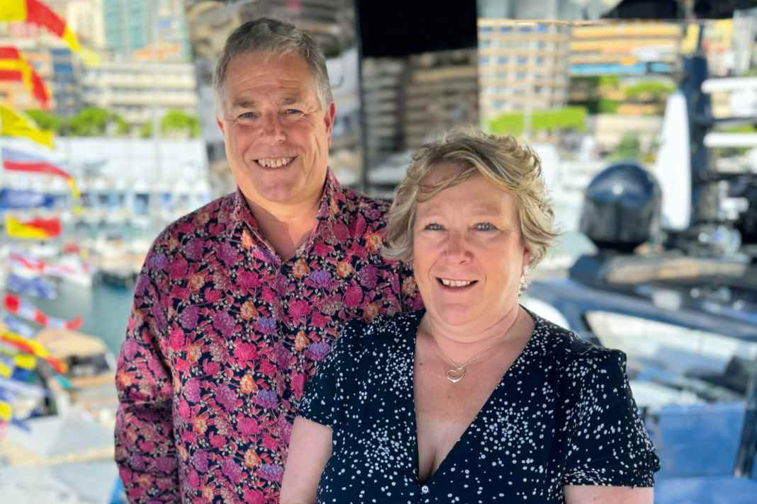 Glücklich: Julie und Mark Tucker im Hafen von Monaco. Mrs Tucker führt die Geschäfte des Studios und berät ihren Mann auch in Design­fragen. Das Paar ist seit 34 Jahren verheiratet