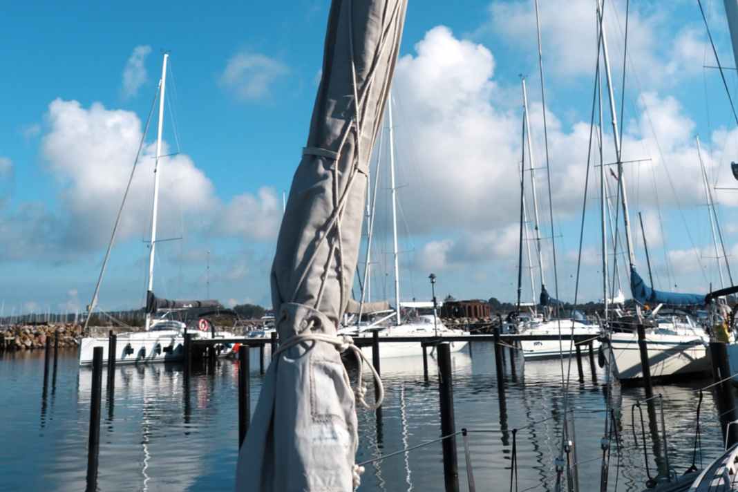 Tame the cloth: The protective cover over the furled genoa in particular can flap noticeably if not properly tightened. This causes the whole rig to vibrate. In addition to the noise, the material suffers extremely. So pull it nice and tight! The same applies to the mainsail cover. If there is a lot of wind, a line can be looped around the boom and the hoisted sail to effectively stabilise the cloth