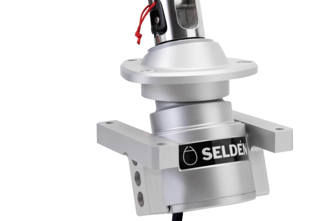 Elegantly installed: In the TD version, the drive is located below deck. The sail and torsion stay are attached with a quickout pin. Until now, the drives have lacked a backstop, so the furled sail should be secured