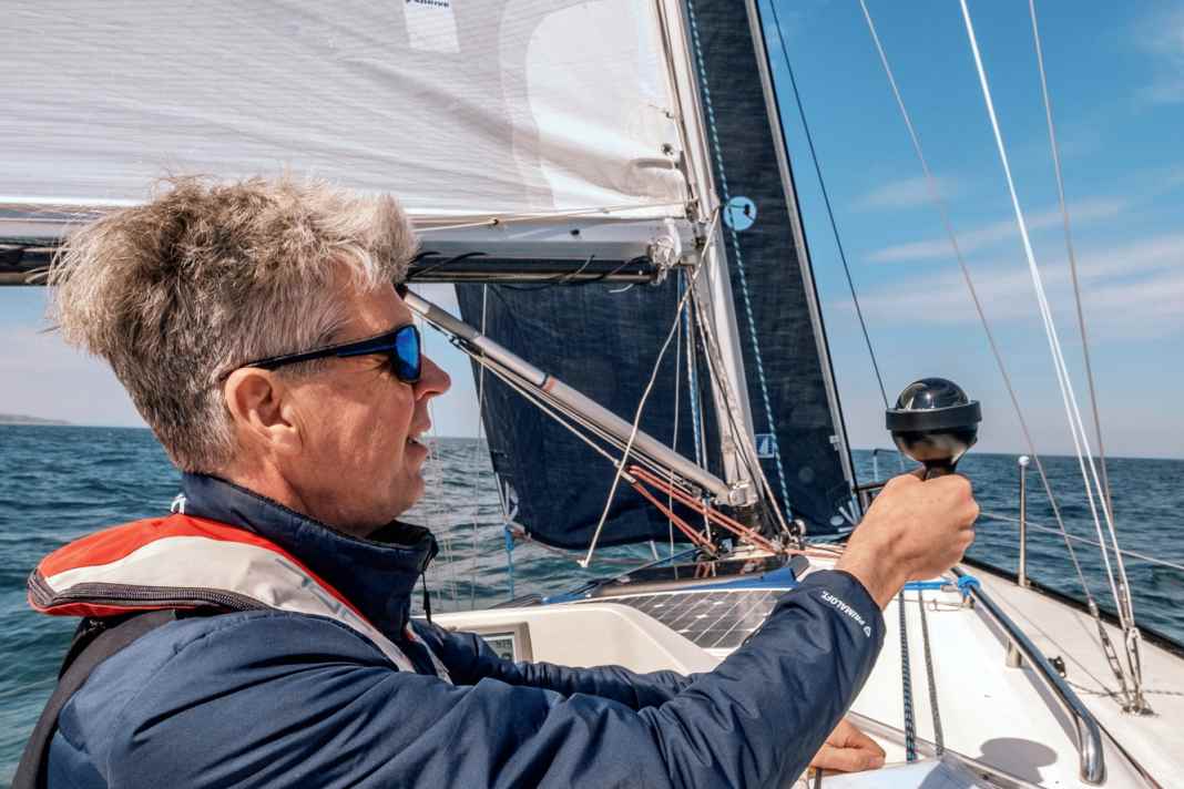 Même à l'époque du GPS et de l'AIS, le compas de relèvement reste un outil important de la navigation analogique.