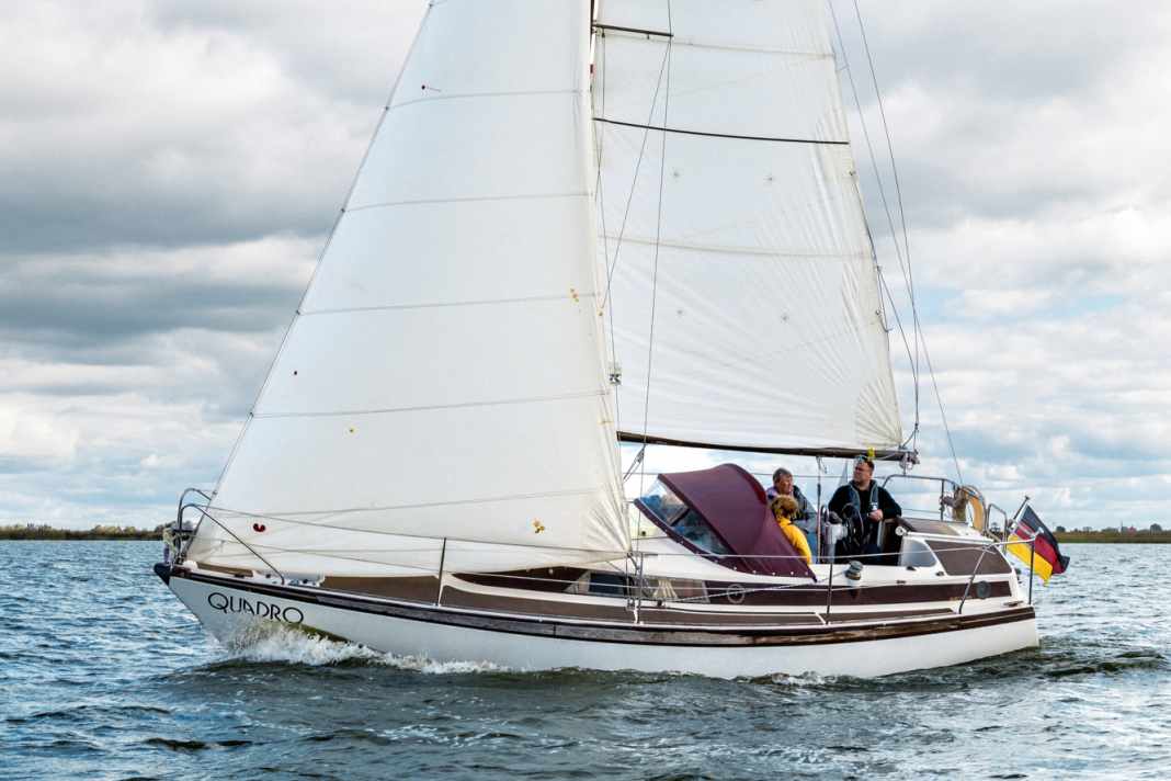 Tourer sans contraintes de formule Le bateau a été dessiné à l'époque du COI, mais ne présente aucune des caractéristiques typiques de la formule. Le grand bateau est effectivement grand, il n'y a pas de bosse et la poupe est plutôt large.