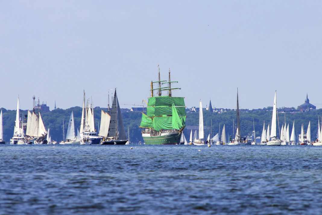 Platz 25: Volksfest zur See Katja Noack, Giekau Die "Alexander von Humboldt II" während der Kieler Woche umringt von hunderten Seglern