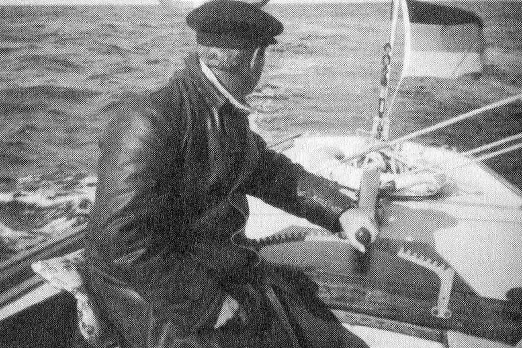 Kiel – Feuerschiff achteraus nach sorgenvoller Flucht. Den Blick nach achtern erlaubt sich der Stralsunder Segler Klaus Schröder auf dieser Sommerreise im Jahr 1961 erst, als die markante Ansteuerung der Kieler Förde passiert ist