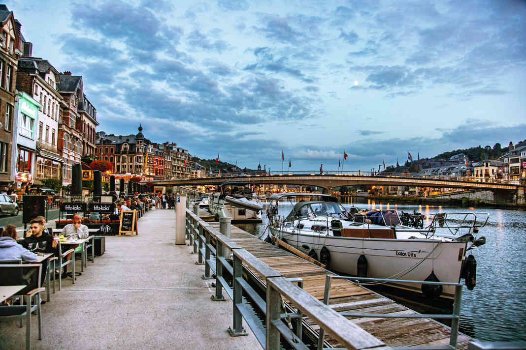 Un equipaggio ha ormeggiato il proprio yacht a Dinant, in Belgio, senza albero: sarà consegnato in seguito. La loro destinazione: il Mare Nostrum