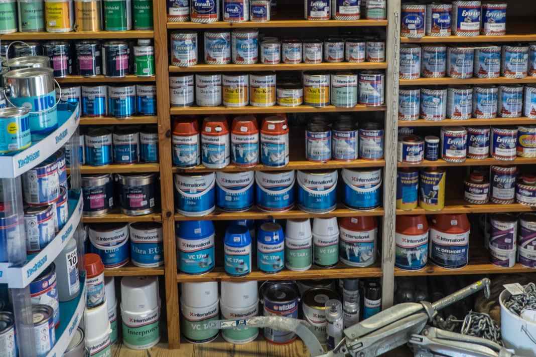 Des peintures contenant des biocides exposées en rayon, c'est interdit à partir du 1er janvier 2025