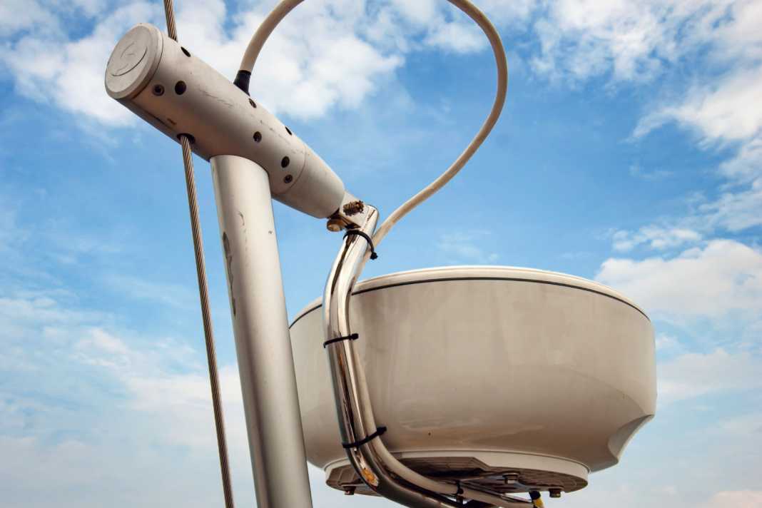 Antenna radar sospesa semi-cardanicamente al paterazzo