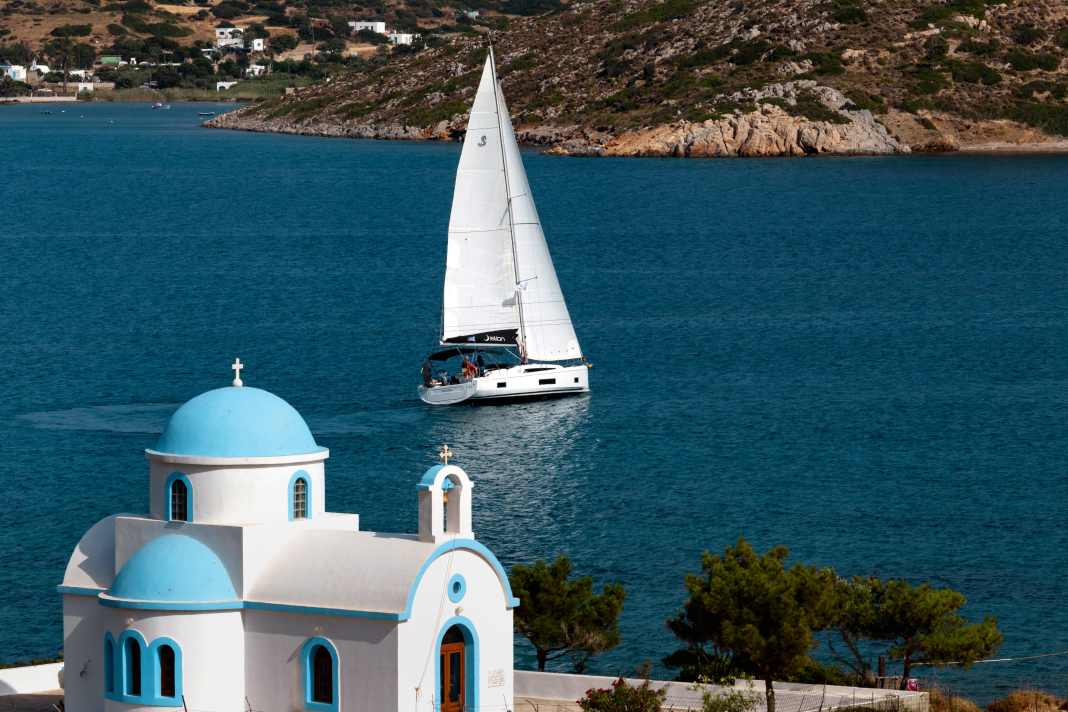 Typisch Dodekanes: eine weiß-blaue Kapelle. Unter Segeln geht es daran vorbei zum nächsten Hafen.