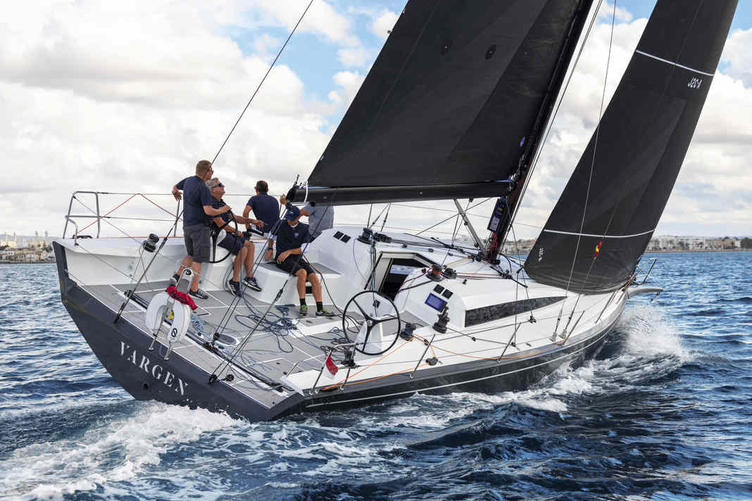 The almost V-shaped frame at the stern, the hard-set chines and the concave moulded hull sides characterise the look.