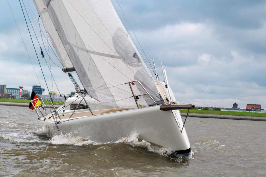 La sorellastra Dehler è più mansueta, con chines rotonde. La differenza maggiore sta nella costruzione in laminato piatto.