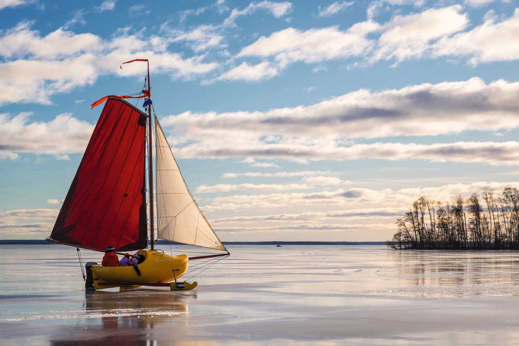 The sailing clog "Ijsklomp" is one of the few GfK ice sailing barges in the fleet