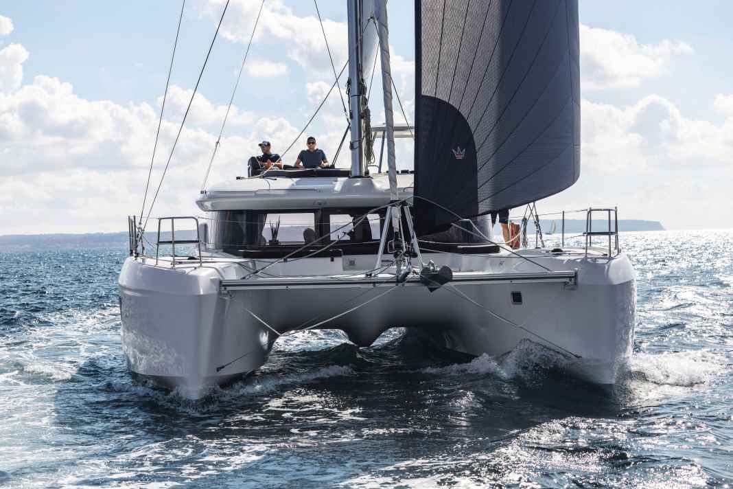 Gli scafi di costruzione VPLP sono estremamente voluminosi, soprattutto nella zona di prua. Gli allestimenti interni dovrebbero trarne vantaggio.