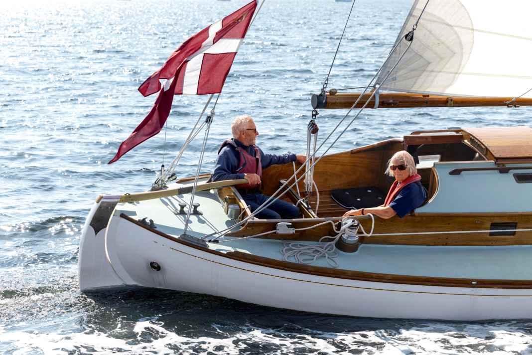 Gerda und Ebbe Andersen unterwegs vor Marstal. Drei Jahre haben sie an ihrem Boot von Konstrukteur Aage Utzon intensiv gearbeitet.