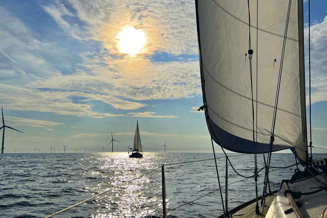 Die „Naja“ und vorne das Boot des Autors, die „Valen­tine“, im Windpark vor der niederländischen Küste.