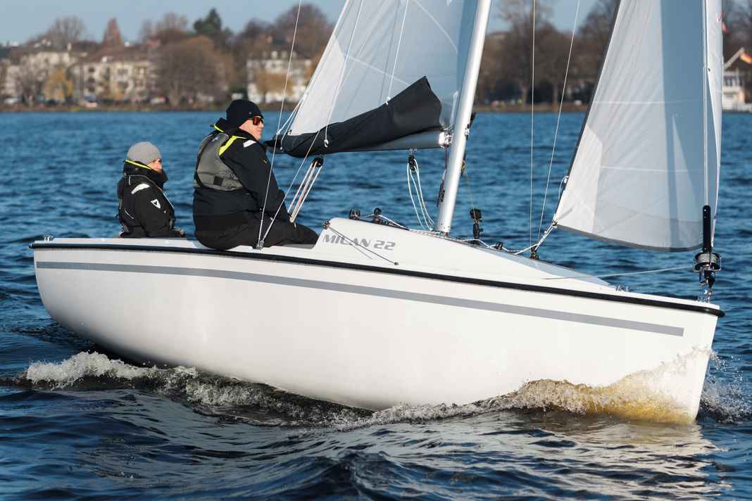 Segelspaß statt Winterblues Trotz der niedrigen Temperaturen Ende November auf der Außenalster machte das Segeln mit dem neuen Schiff aus Ostwestfalen durchaus Spaß. Obwohl es die ein oder andere knackige Böe zu parieren gab, zeigte sich das Boot recht gutmütig.
