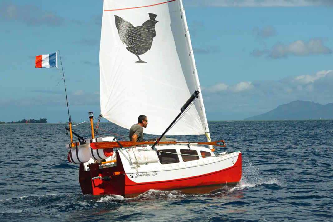 Quenet and his faithful companion "Baluchon" during the first circumnavigation. His trademark is the chicken.