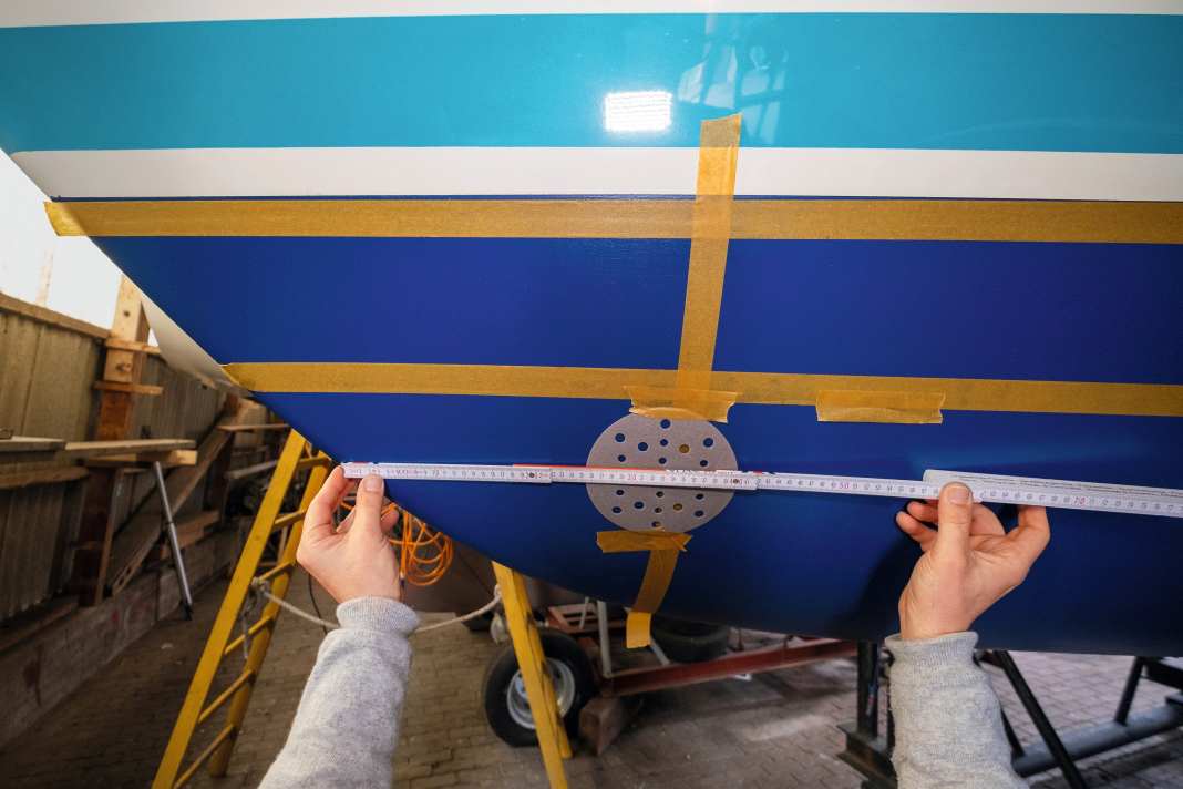 The grinding disc serves as a dummy for the tunnel. The further forward the bow thruster sits, the more leverage it has. The depth and distance to the lower edge are specified in the installation instructions.