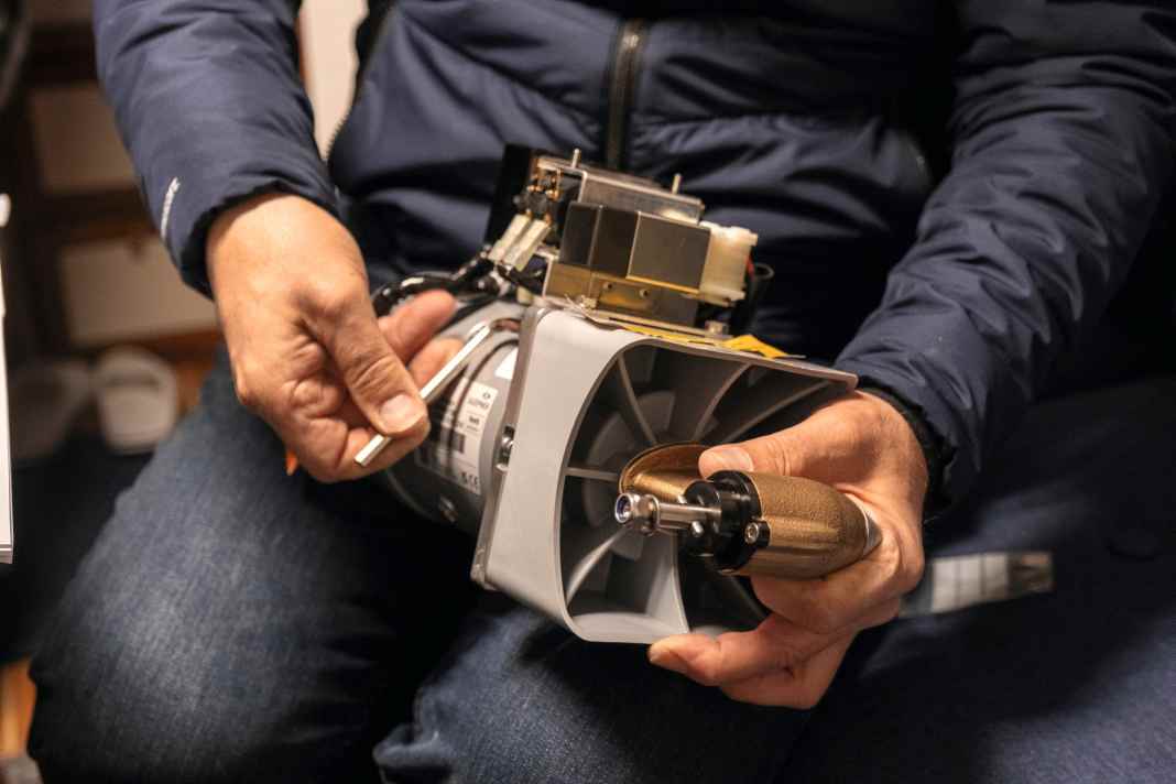 Pour installer le moteur, il faut le démonter. Il faut d'abord séparer le moteur de la bride, puis cette dernière de la partie immergée.