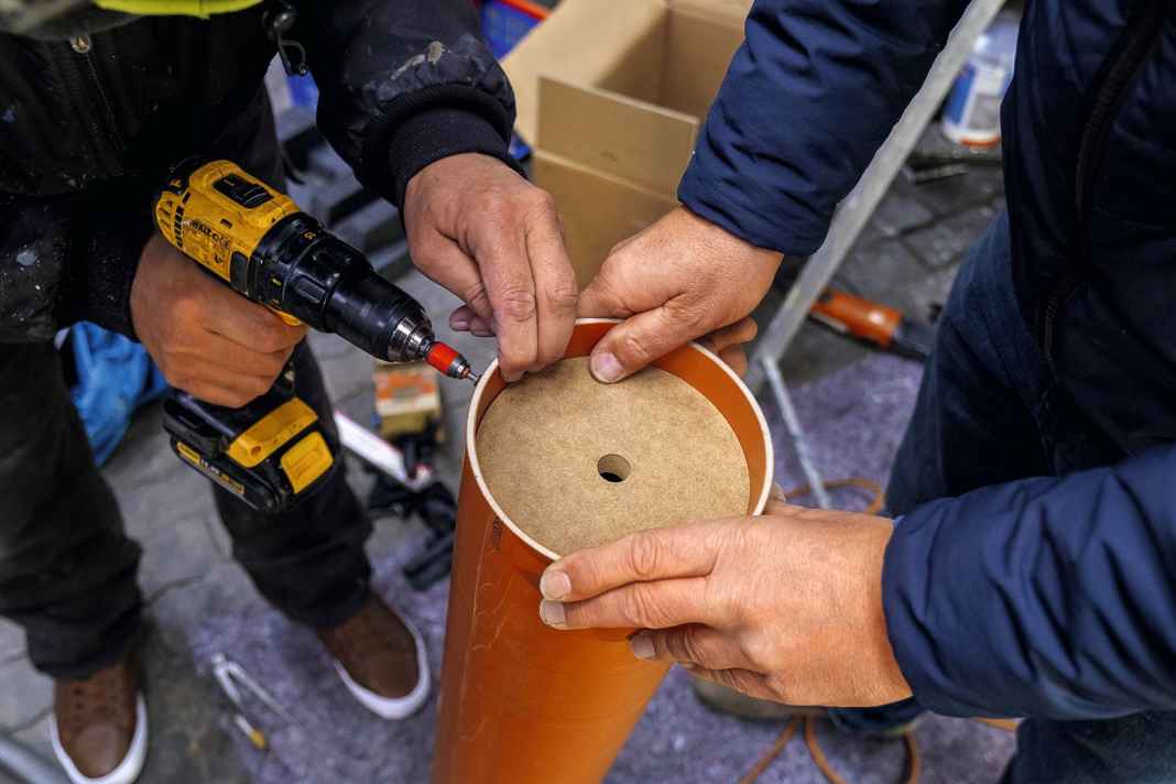 Esistono varie soluzioni per segnare il foro ellittico per il tunnel, vedi testo di corsa. Noi realizziamo una sagoma da un tubo di 160 kg. Due ...
