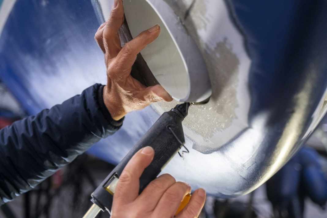 Pour que le tunnel ne puisse pas bouger lors du montage, il est fixé avec de la colle chaude. Ce faisant, il faut être économe, car la fente doit être fermée avec du mastic à fibres.