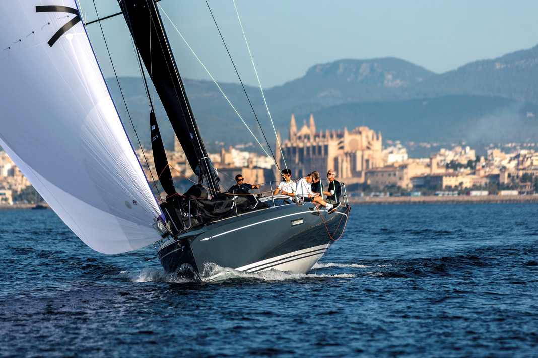 clubswan 43: Ein Präzisionsinstrument feinster Herkunft, zudem fahrtentauglich. Die Neue von Nautor fasziniert unter Segeln. Der Zugang zum OneDesign-Racing muss aber teuer erkauft werden.  Preis ab 975.800 €, Test in YACHT 01/2025