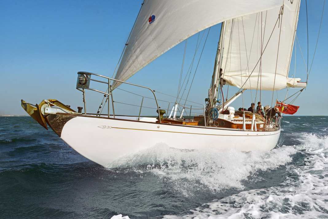 Ce croiseur de 100 mètres carrés a été lancé en 1936 par A&R sous le nom de "Pelikan". Son port d'attache est aujourd'hui le Solent.