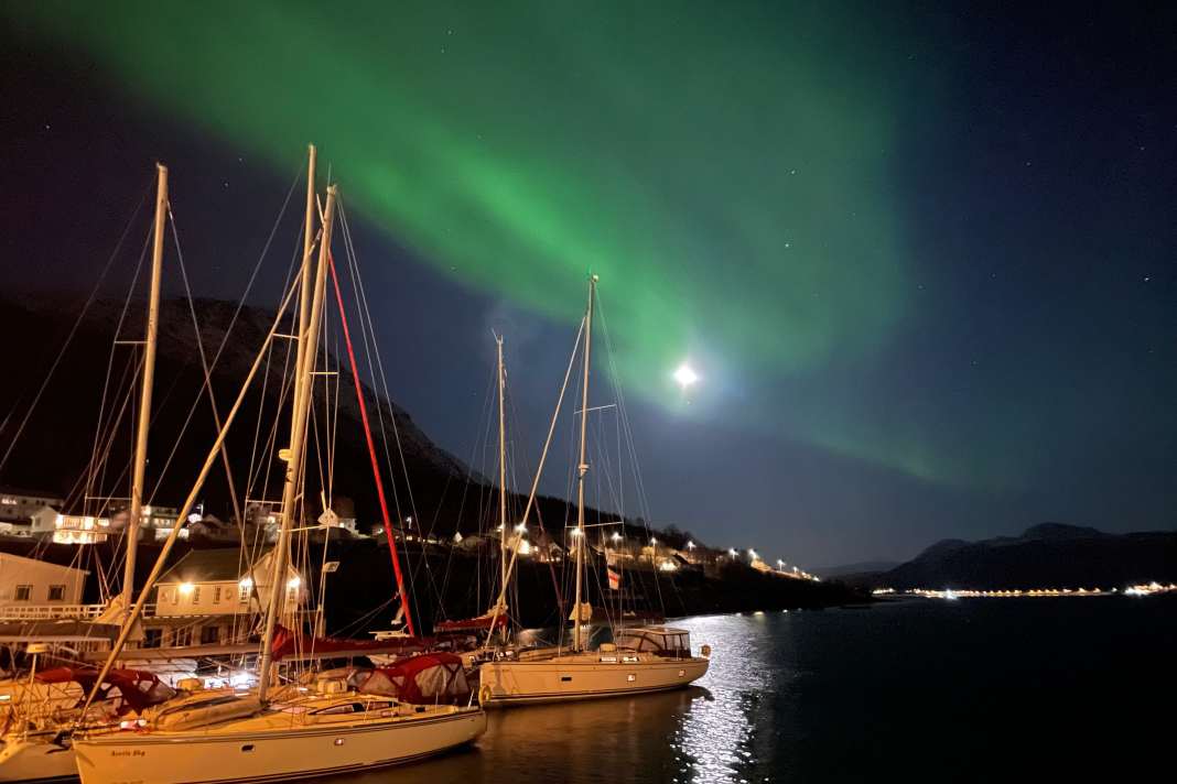 Una notte stellata con attività solare porta le aurore nel porto di Hamnnes. Le app ci aiutano con le previsioni.