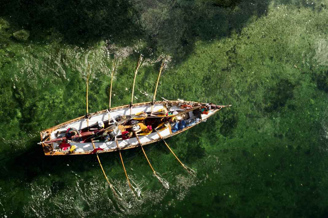 Acht Jugendliche besetzen die Riemen, wenn das traditionelle Longboat ohne Segel in Fahrt gehalten werden soll.