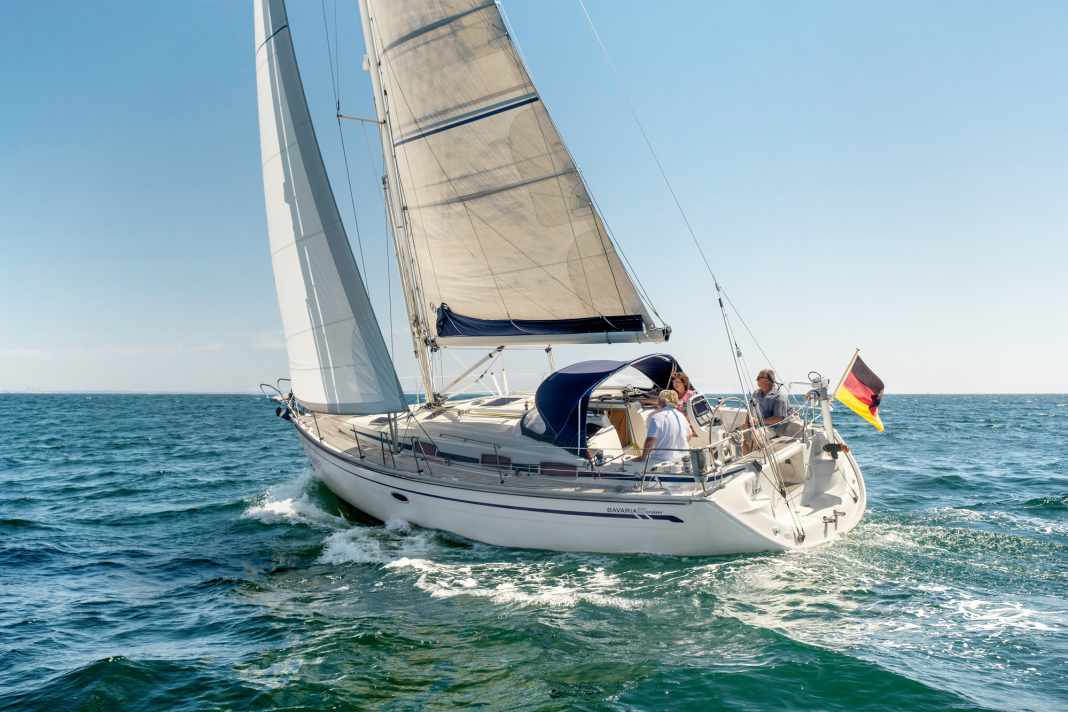 Man sieht ihr das Alter an. Sich verjüngendes Stufenheck, ein Rad und eine Genua. Die Cruiser 37 wurde 2006 gebaut.