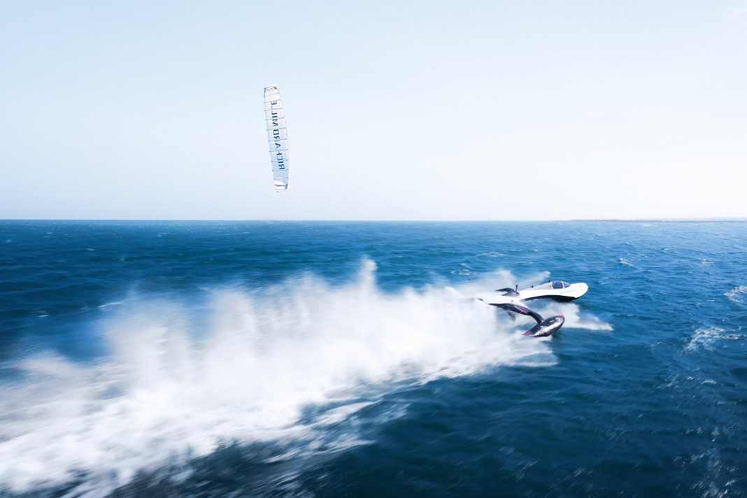 Oben der Kite, unten der übers Wasser preschende Tri bei einer der Testfahrten. Noch ist die 80-Knoten-Marke in weiter Ferne.