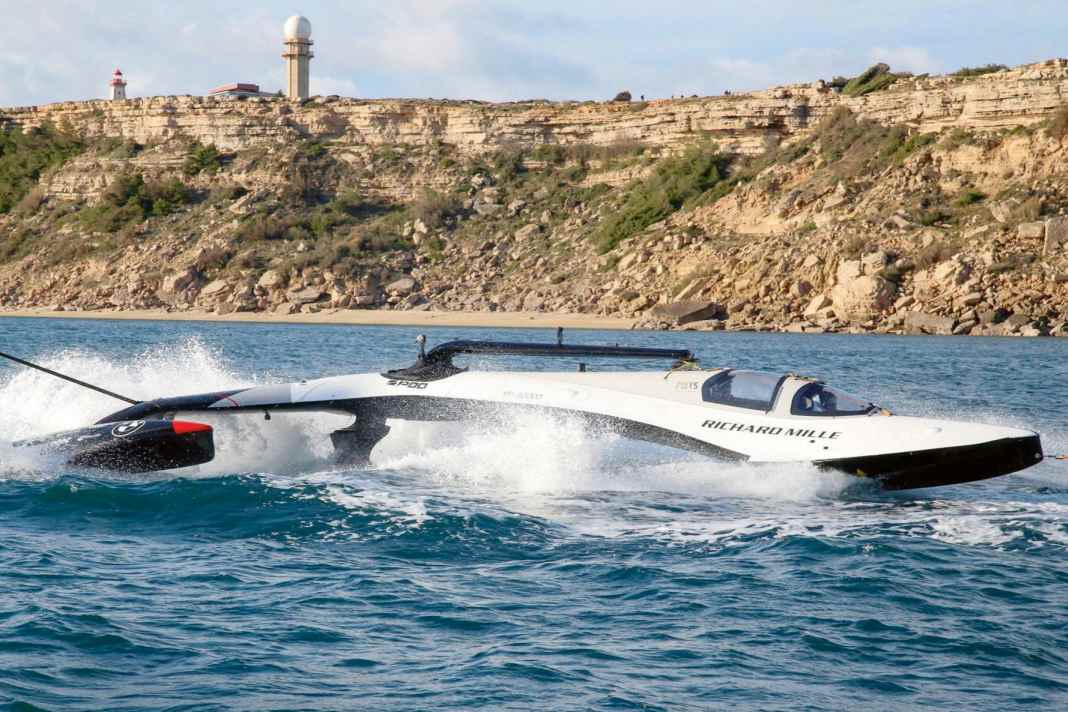 Planare invece di volare. Sebbene l'imbarcazione abbia una lamina centrale, durante il viaggio poggia sull'acqua nella parte anteriore e laterale.