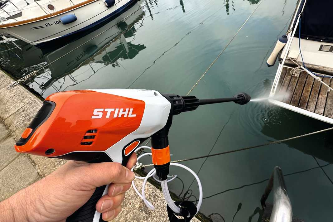 The new Stihl RCA 20: A suction hose is included in the complete package, the suction height is sufficient for almost all purposes.