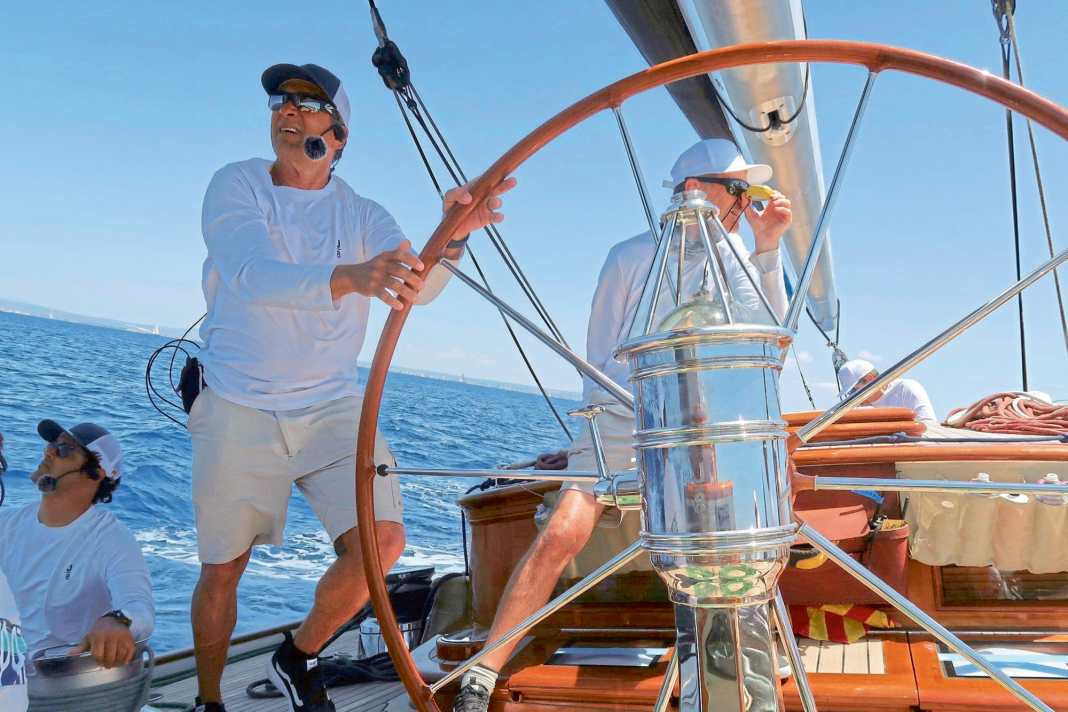 Le skipper Peter Holmberg et le tacticien Francesco Angelis, tous deux avec des chaussures de la gamme Ultra de Vans.