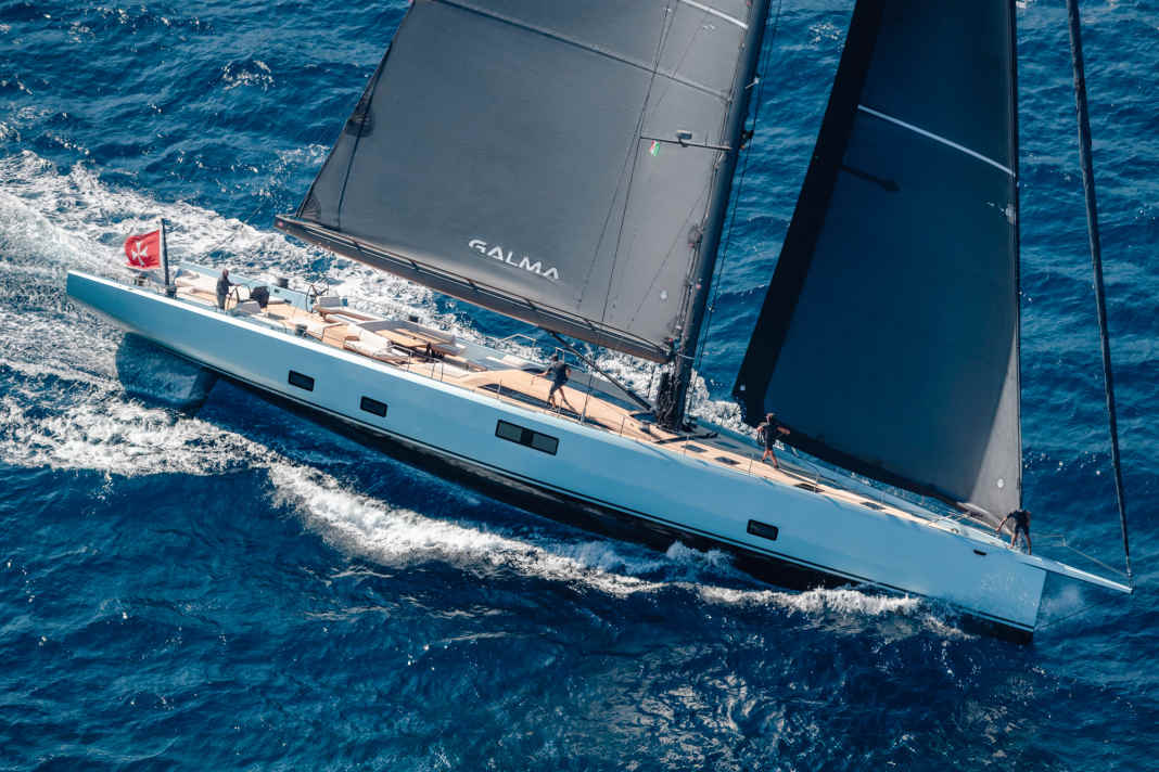 Sporty silhouette: Judel/Vrolijk designed the smooth hull lines, while Studio Santa Maria Magnolfi was responsible for the modern exterior styling with a wide bulwark, large guest cockpit and low deckhouse in close cooperation with Wally. The owner's wife loves cushions, which adorn the numerous seats in large numbers and attached with pins on normal voyages.