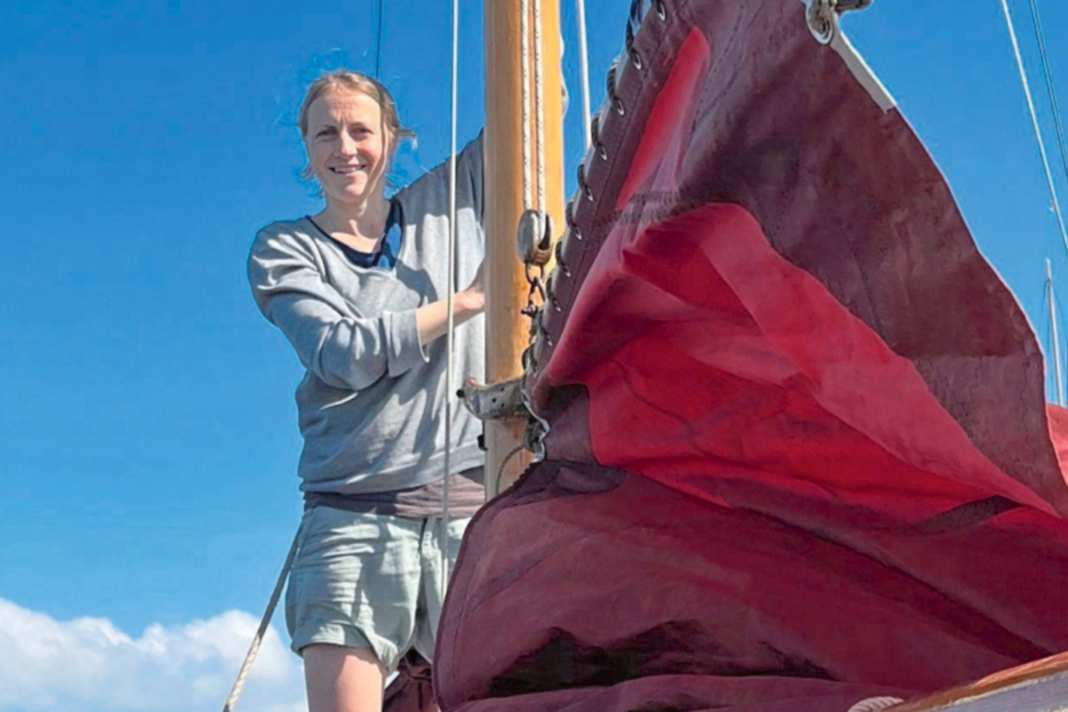 La directrice de l'entreprise d'équipement maritime hambourgeoise Toplicht a séjourné de 2011 à 2023 dans le port-musée d'Oevelgönne avec son bateau à fond plat de 1910.