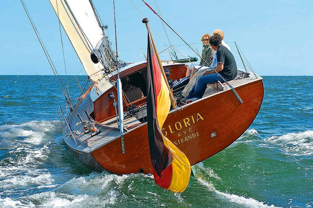 SY "Gloria" by Peter Kohlhoff.