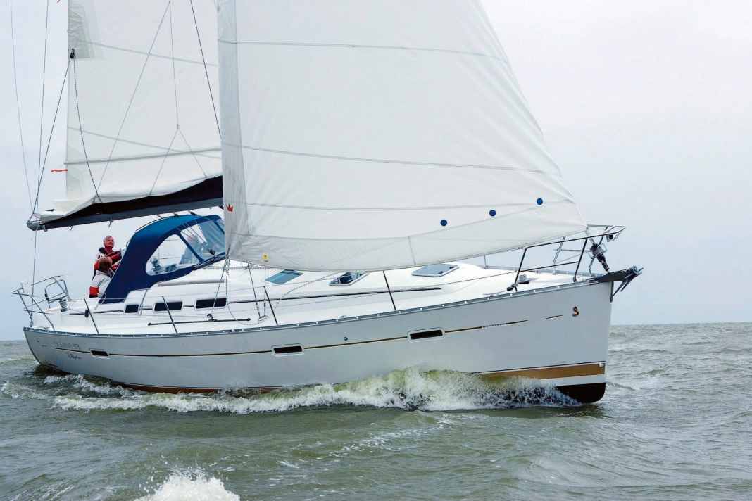 Oceanis 373: The volume boat from the world's largest shipyard, Beneteau, is characterised by a pleasant steering behaviour and is agile, but relatively slender. Tighter below deck in comparison. YACHT test: Issue 17/2005.