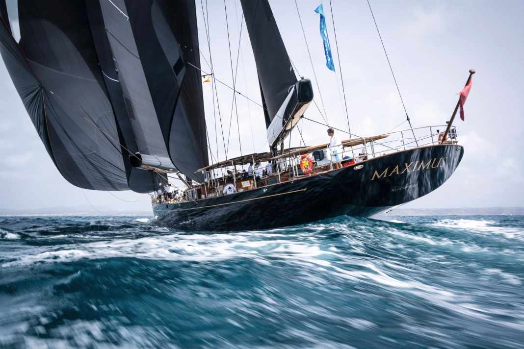 Plenty of cloth: almost 4,000 square metres of Doyle sails generate propulsion before the wind. Then "Maximus" runs at up to 20 knots.