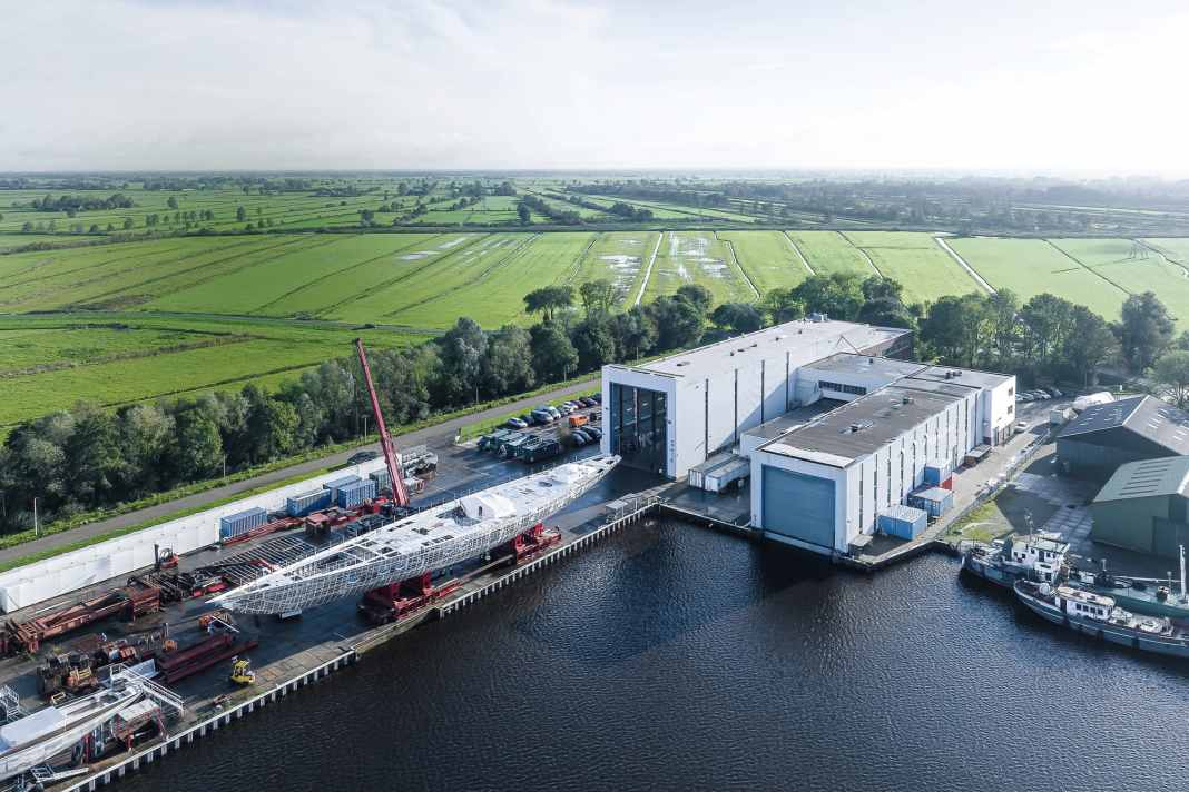 Le "projet zéro" : Le kasko en aluminium est arrivé à Vitters à Zwartsluis à l'été 2023. Depuis, des raffinements techniques sont montés à bord, que l'équipe du projet n'évalue en partie que pendant la construction.