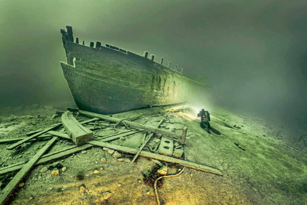 The ‘Glücksburg’ is thought to have sunk in the 18th century. Its hull lies eerily in the depths of the lake.