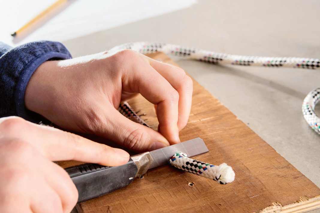 Bei der Arbeit mit Tauwerk wird fast immer auch ein scharfes Messer benötigt.