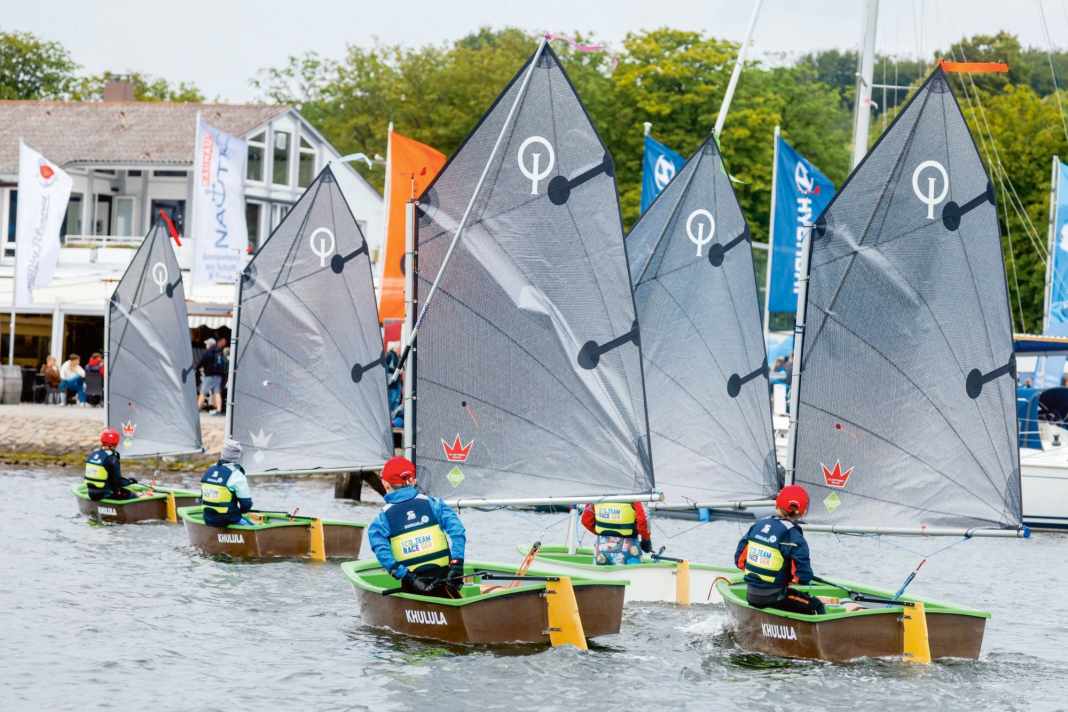 The early bird gets the worm: sailing schools and clubs are ideal for learning how to handle the tiller and sheet - and not just for kids!