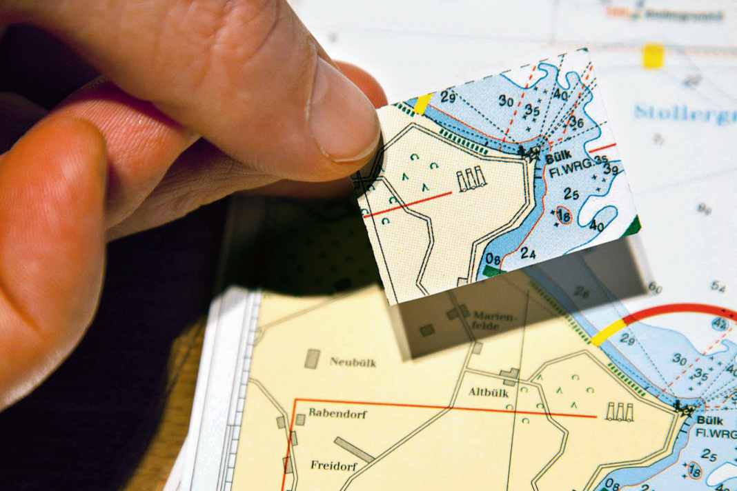 Papierseekarten sind auf Sportbooten Pflicht. Fraglich ist, ab wann sie bei Polizeikontrollen als veraltet gelten müssen.
