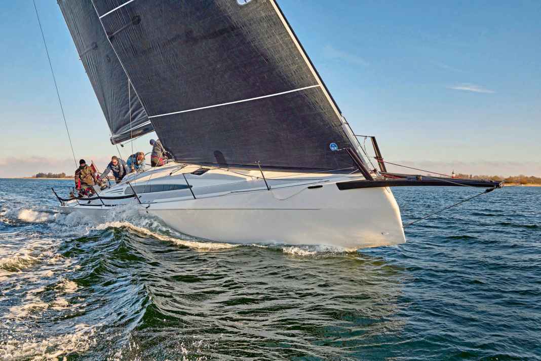 Apparence marquante : long espar en carbone avec étai flottant, franc-bord rentré, étrave pliée et devenant plus pointue en bas.