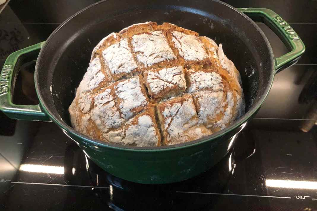 Ein frisches Brot aus dem Bordbackofen.