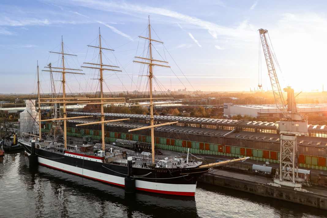 Die Viermastbark "Peking" bei der Peters Werft in Wewelsfleth.