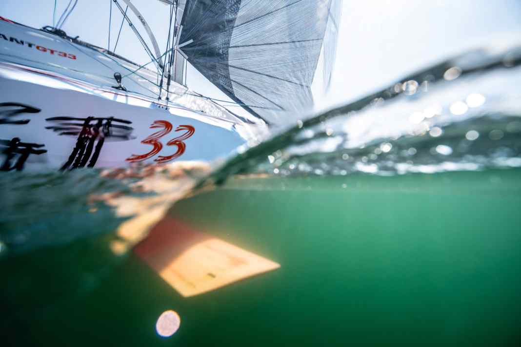 Ala efficace: il foil DSS sottovento genera portanza nell'acqua e contrasta così la pressione nelle vele. Il principio non è nuovo, ma è più che mai attuale.