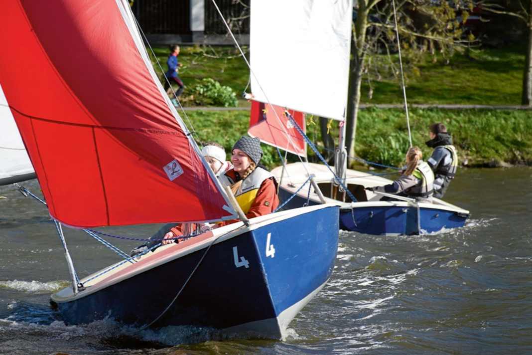 Leçon pratique en dériveur, ici sur le lac Aasee à Münster, à l'école de voile Overschmidt.